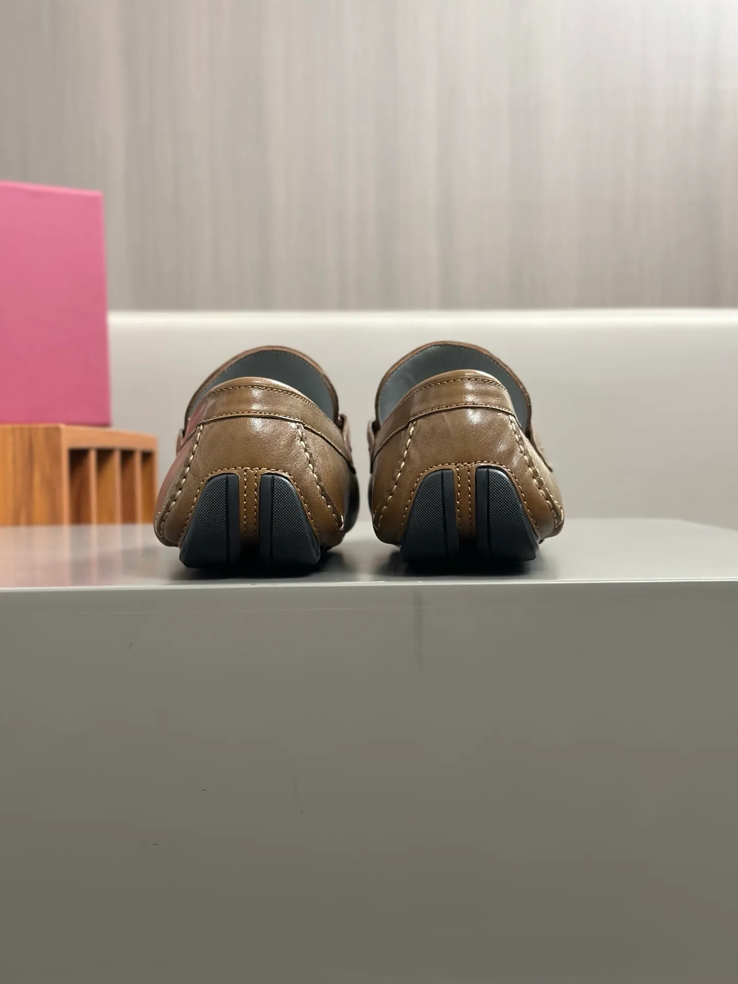 Batch 840, original order quality, new counter model, Ferragamo handmade men's driving shoes, bean shoes, slip-on shoes, lazy shoes, exquisite hand-stitching, workmanship details comparable to counters, original rubber outsole, imported cowhide from Italy, pressed water corrugated water-dyed cowhide lining, 39-44 large quantities in stock (38, 45 custom-made, non-refundable)